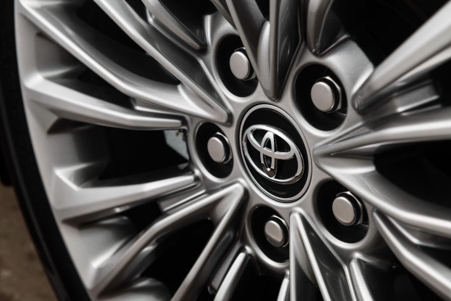Колеса Toyota Avalon Hybrid Limited 2018 года  (фото 15 из 34)